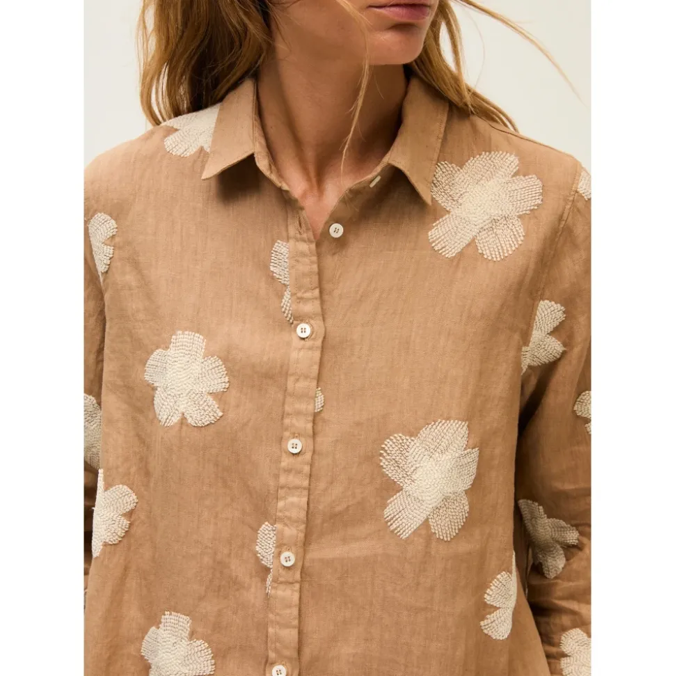 Camicia in lino con ricami tinto capo